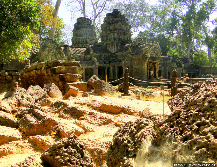 Храмовый комплекс Та Пром, построенный в 12 веке, поражал своих жителей своей грандиозностью. От былого величия остались руины, покрытые паутинами  быстротечного времени Ангкор (столица государства кхмеров), Камбоджа