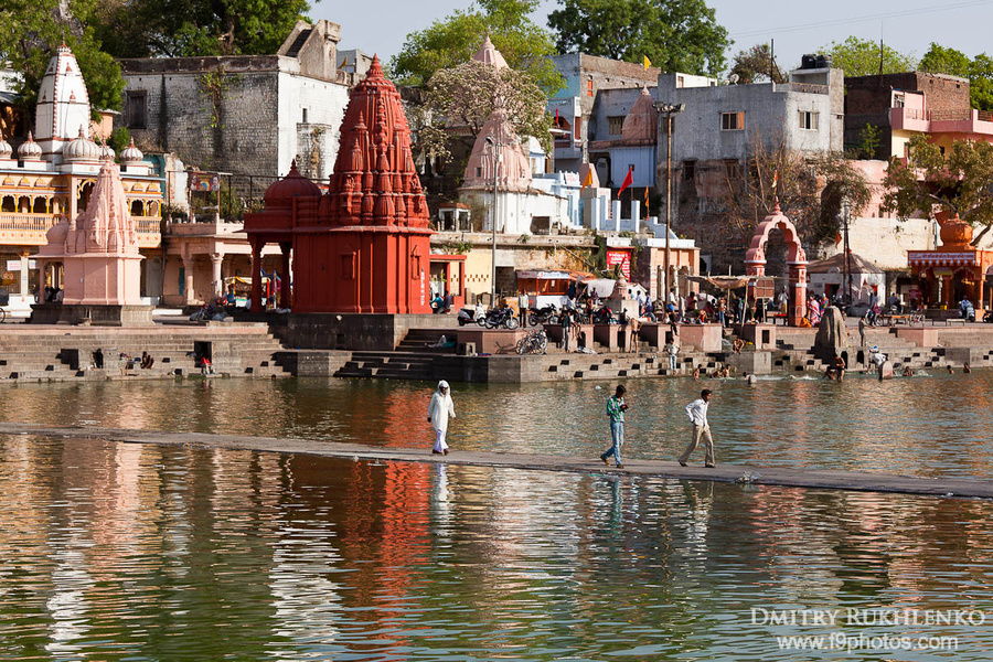 Гладь реки по прежнему спокойна, и в ней отражаются все небольшие индуистские храмики и алтари, в изобилии построенные по обоим берегам реки Уджайн, Индия