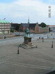 Площадь с памятником с балкона дворца