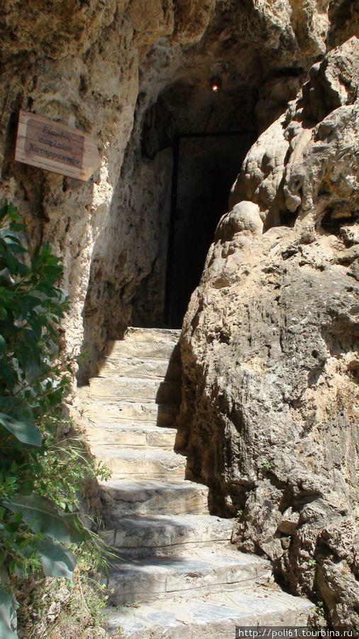 Маленькая пещера рядом с водопадом Эдесса, Греция