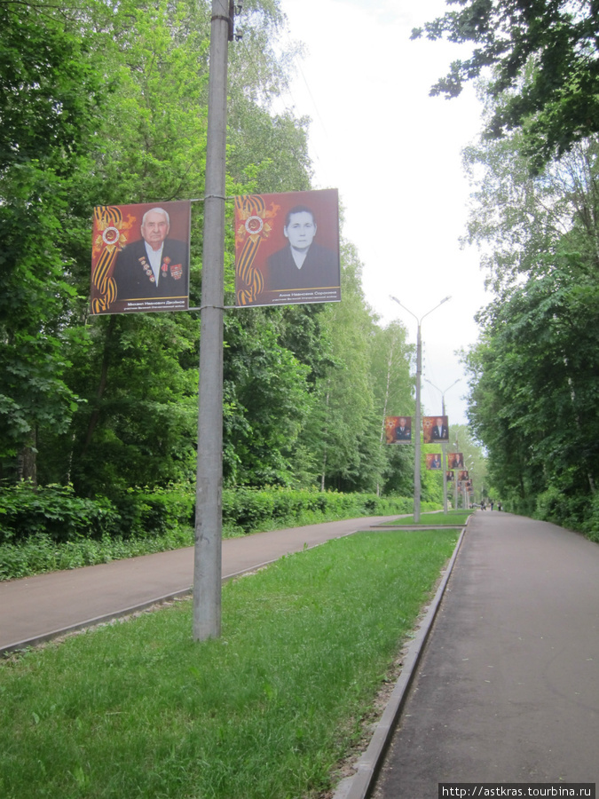 парк имени Гайдара: плакаты с портретами всех (или большинства) ветеранов ВОВ, живущих в городе Арзамас, Россия