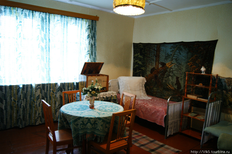 Одна небольшая комнатка, которую занимала семья Гагариных. Две кровати, диван, стол и радиола, на которой можно проигрывать пластинки. Вещи тех, 50-х годов. Сафоново, Россия