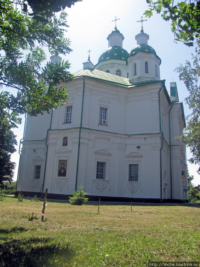 Большой зальный трёхнефный пятиглавый храм, выстроен на деньги И.Самойловича и И.Мазепы. Отдельно стоящая многоярусная колокольня — 1785.