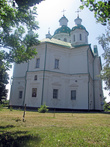 Большой зальный трёхнефный пятиглавый храм, выстроен на деньги И.Самойловича и И.Мазепы. Отдельно стоящая многоярусная колокольня — 1785.