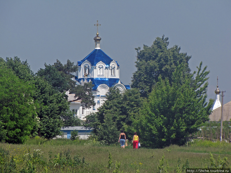 невдалеке недавно построен скит Мгар, Украина