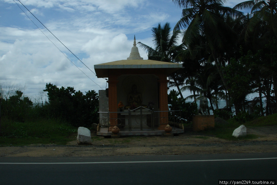 много таких культовых сооружений Шри-Ланка