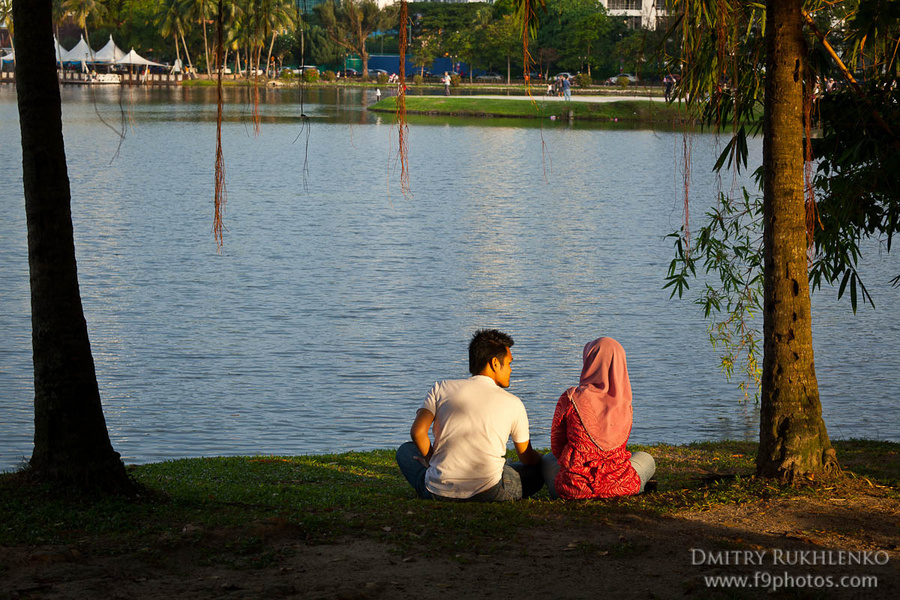 Озеро — излюбленное место для местных парочек. Говорят, тут даже полиция нравов ходит и особо увлекшихся гоняяет :) Куала-Лумпур, Малайзия