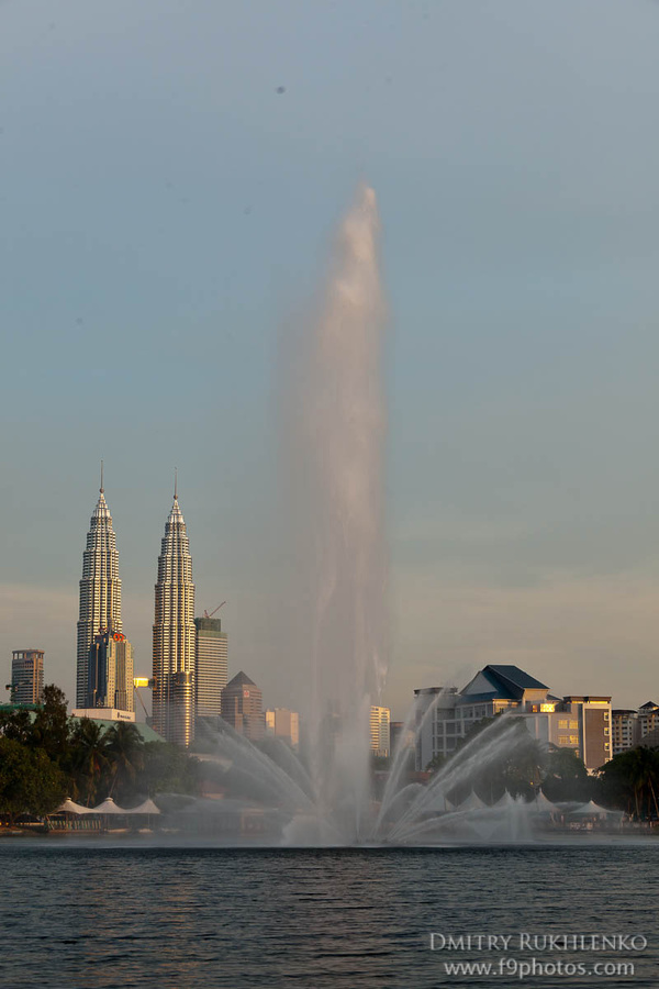 В конце перед выключение фонтан включили по максимуму Куала-Лумпур, Малайзия