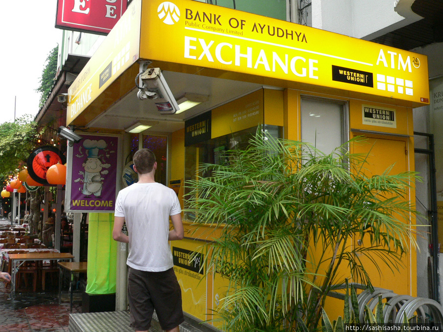 Поменять валюту на улице Рамбутри Бангкок, Таиланд