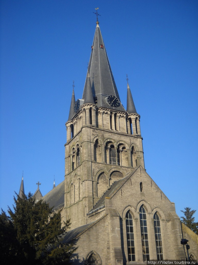 Вид на храмовую колокольню Турнэ, Бельгия