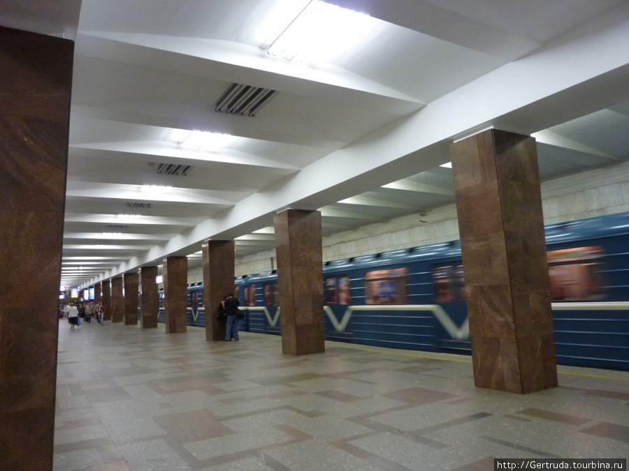 Очень скромное оформление на станцииЛенинский проспект Санкт-Петербург, Россия
