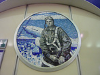 Станция Комендантский проспект. Медальоны посвящены авиаторам и воздушным боям .