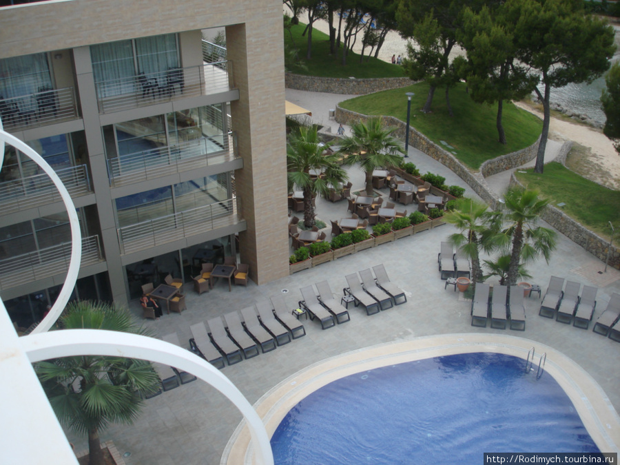 Вид на нижний бассейн отеля Кала-Виньяс, остров Майорка, Испания