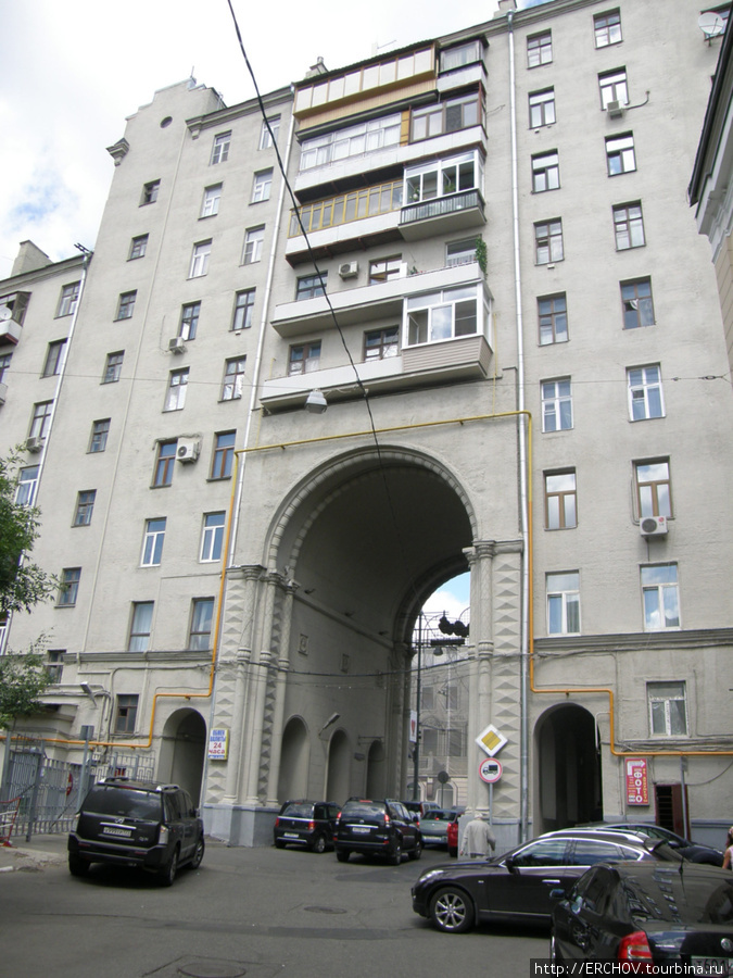 Леонтьевский переулок выходит через эту арку на Тверскую. Москва, Россия