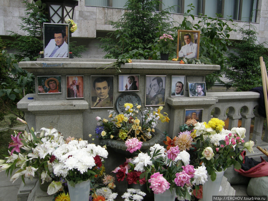 В сквере, возле посольства Азербайджана, москвичи установили фотографии Муслима Магомаева, сюда несут цветы его поклонники. Москва, Россия