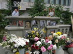 В сквере, возле посольства Азербайджана, москвичи установили фотографии Муслима Магомаева, сюда несут цветы его поклонники.