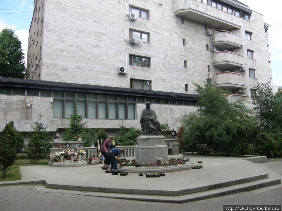 С левой стороны от Низами Гянджеви поклонники Магомаева установили фотографии своего кумира. Москва, Россия