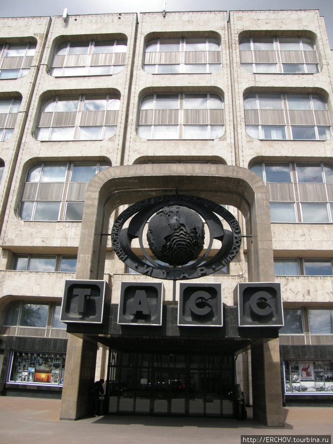 Здание ТАСС боком стоит на Леонтьевском переулке. Москва, Россия