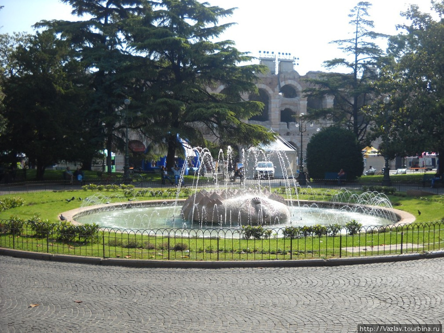 Центр площади занимает фонтан Верона, Италия