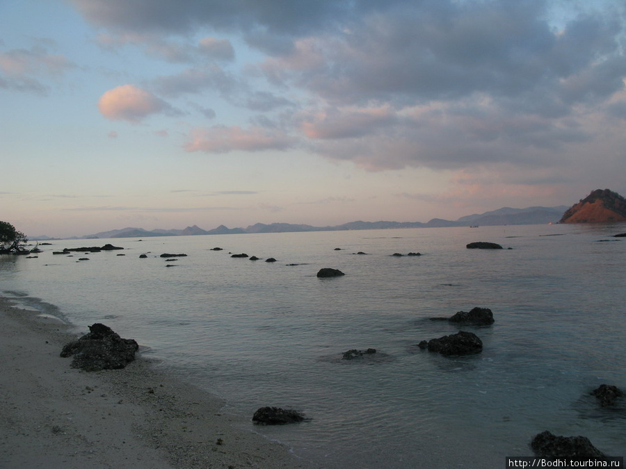 Вид с одного из островов — вдалеке берег Лабуанбаджо Лабуханбаджо, Вест-Тимор, Индонезия