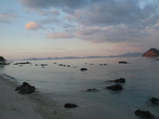 Вид с одного из островов — вдалеке берег Лабуанбаджо