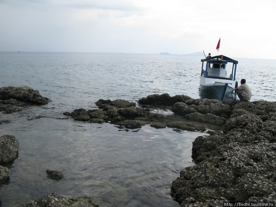 На такой лодке здесь можно покататься по островам. Лабуханбаджо, Вест-Тимор, Индонезия