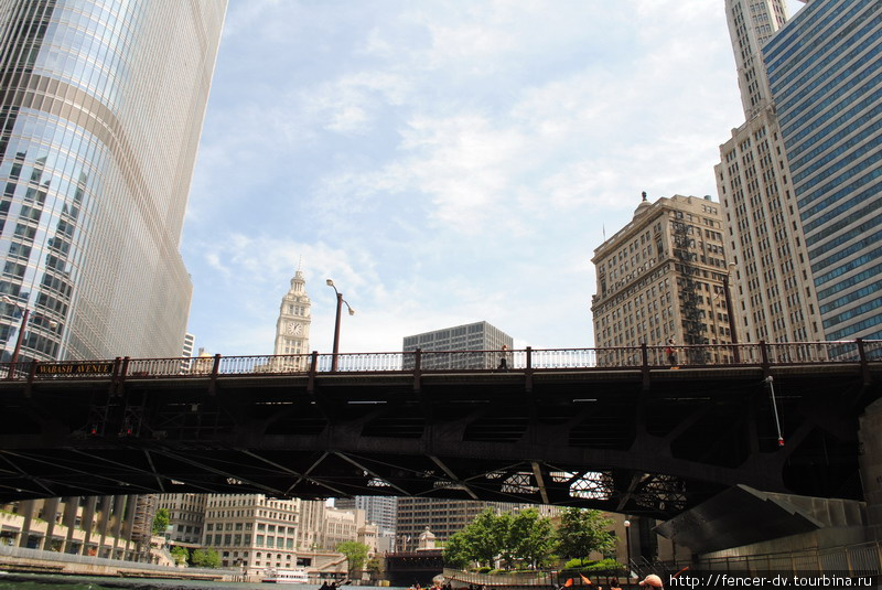 С мостов часто машет народ Чикаго, CША