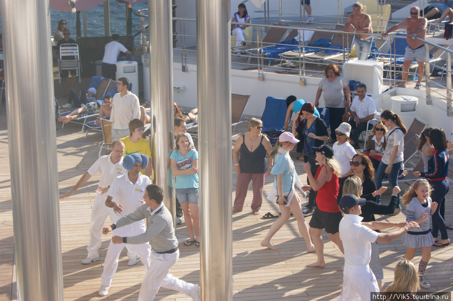 Специальная группа развлекает пассажиров. Уроки танцев. Многие и с удовольствием... Барселона, Испания