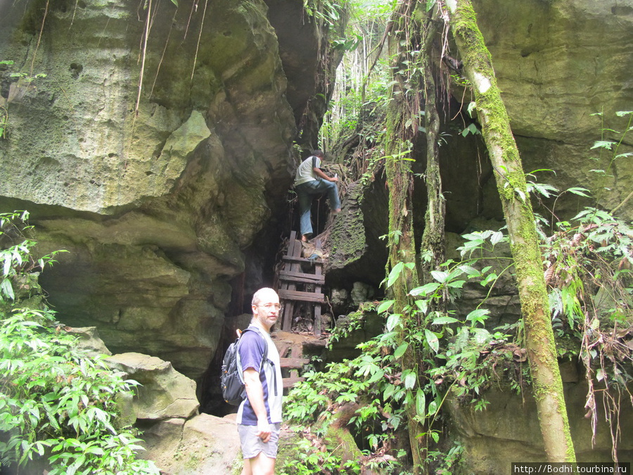 Подход к пещере. Медан, Индонезия