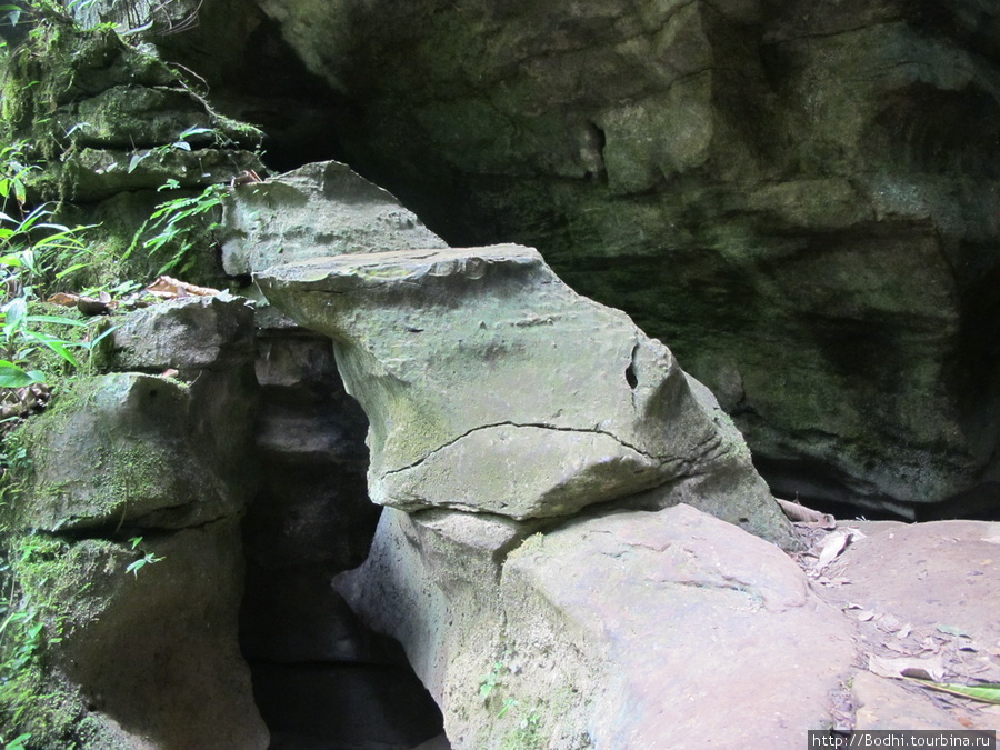 Преддверие пещеры Медан, Индонезия