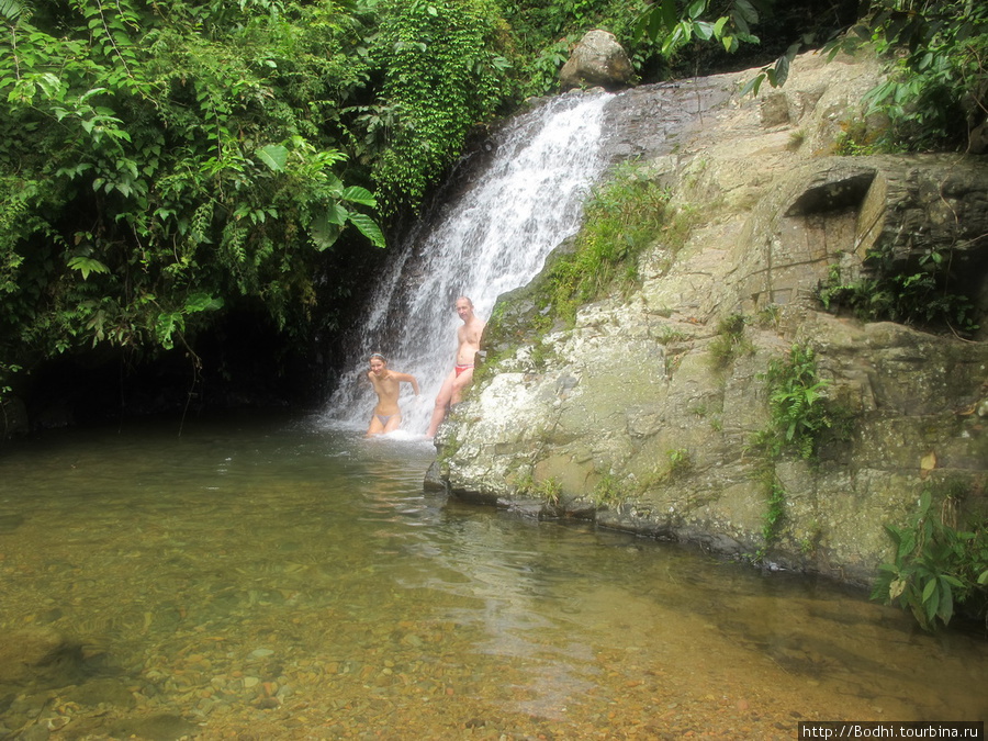 Там ОЧЕНЬ жарко и влажно, так что под водопад залезаешь моментально Медан, Индонезия