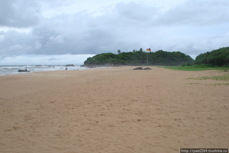 после тропического ливня песок парит Бентота, Шри-Ланка