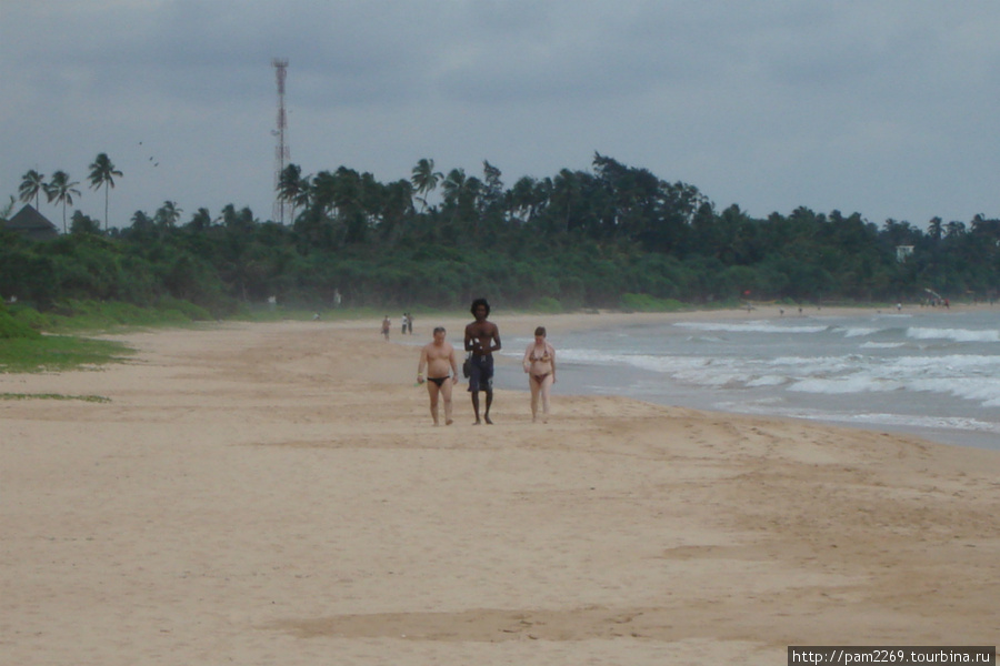 прогулки по берегу с традиционными приставаниями местных жителей Бентота, Шри-Ланка