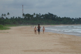 прогулки по берегу с традиционными приставаниями местных жителей