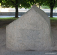 Камень установленный на том месте, где раньше стоял университет Альбертина, разгромленный во время бомбардировок в 1944 году