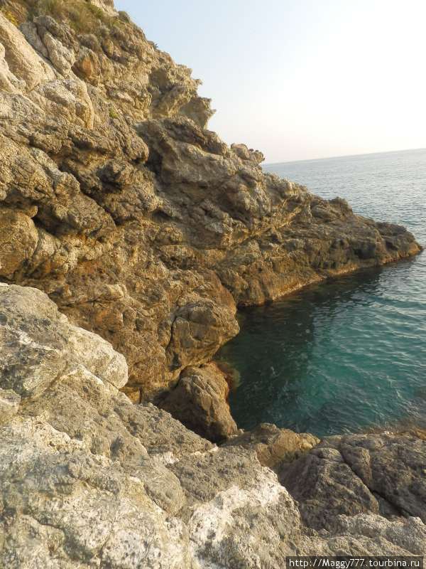 Пыталась перелезть через скалу, разделяющую бухты Калабрия, Италия