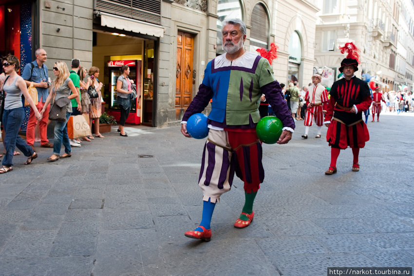 носильщик мячей голубых и зеленых Флоренция, Италия