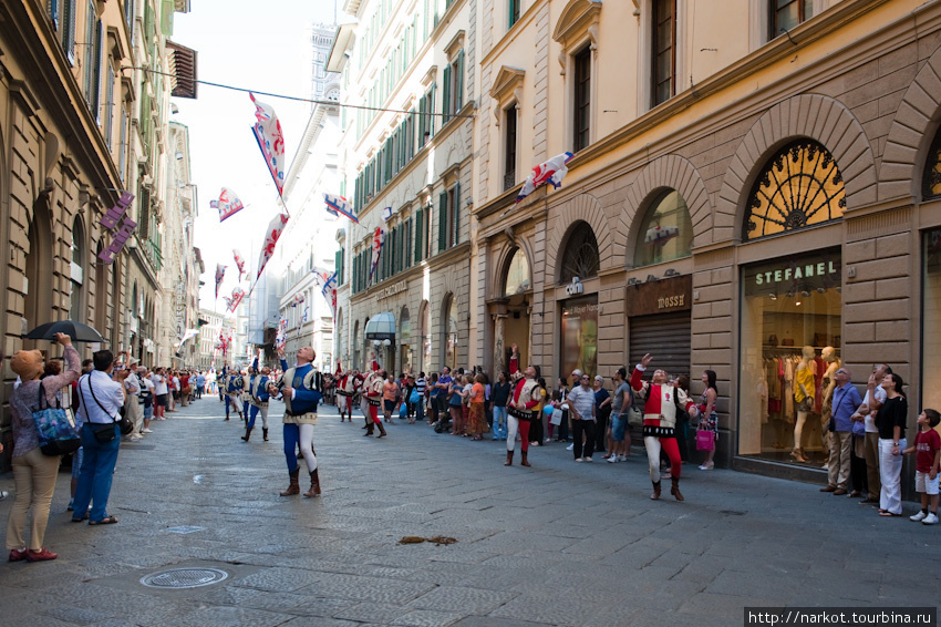 знаменосцы подбрасывают флаги Флоренция, Италия
