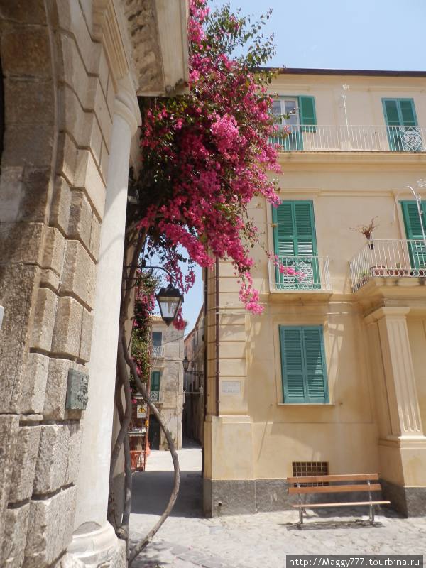 Дворики, домики, цветы... По Тропее можно часами бродить Тропеа, Италия