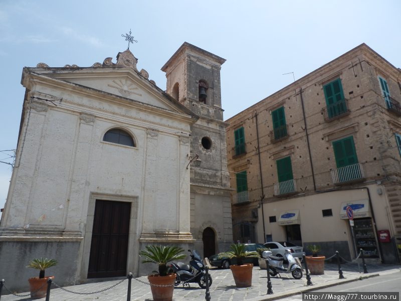 Церквушка на центральной улице Тропеа, Италия