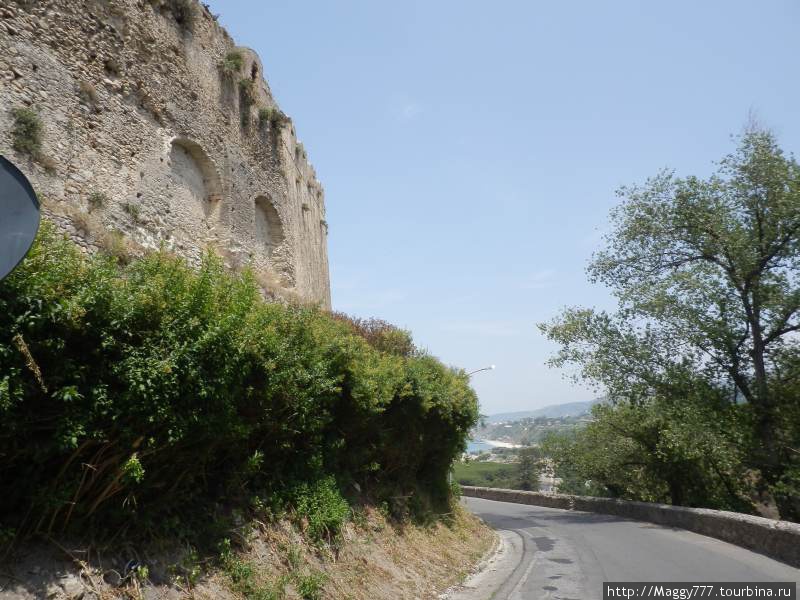 Окружная дорога вдоль стены Тропеа, Италия