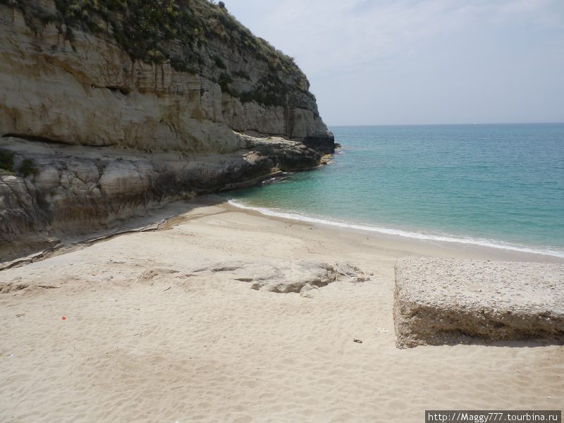 У них там даже свой собственный пляж есть. Маленький, но  уютный . От основного отгорожен скалой. Тропеа, Италия