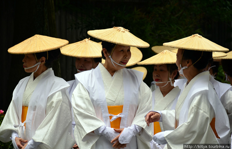 Участницы фестиваля Аоба-мацури (гора Коя, префектура Вакаяма) Япония