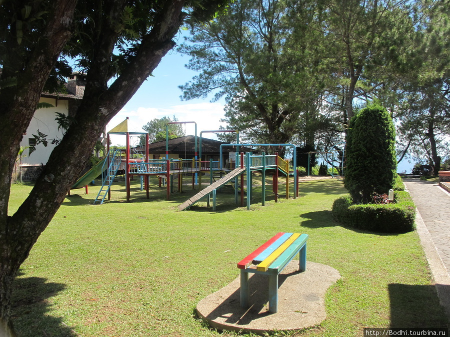 Детская площадка на территории отеля Озеро Маниджао, Индонезия