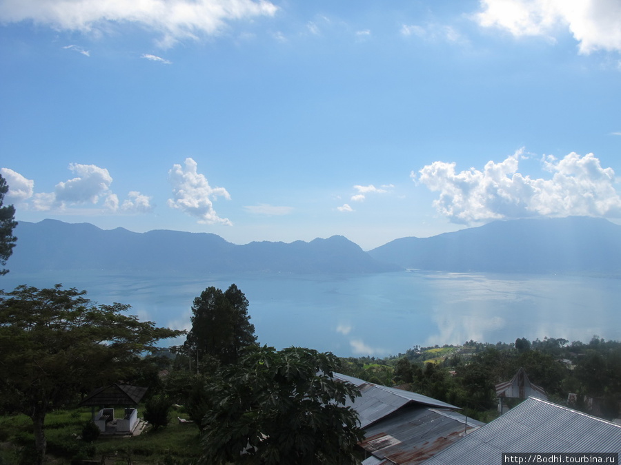 Вид с отеля на озеро Озеро Маниджао, Индонезия