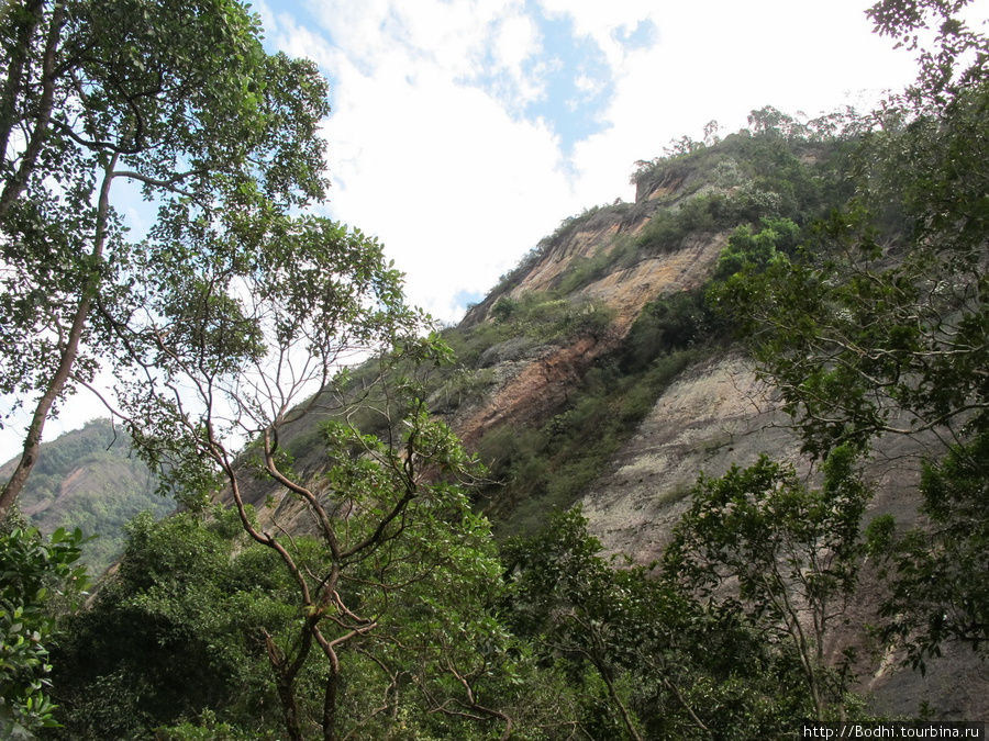 Долина зажата между отвесными очень высокими скалами Паданг, Индонезия