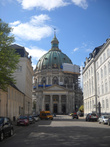 Вид на церковь со стороны дворца Амалиенборг