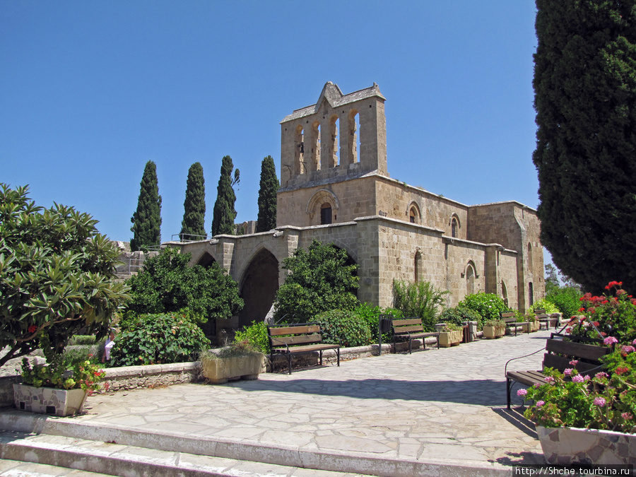 На подходе к аббатству Беллапаис, Турецкая Республика Северного Кипра