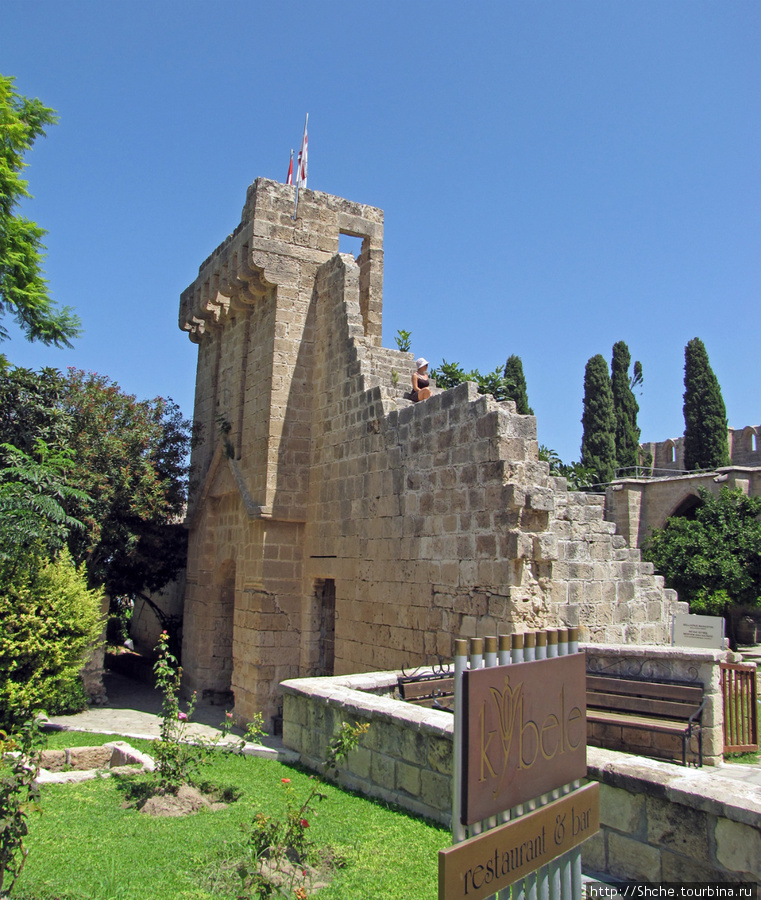 Сразу на входе — полуразрушенная башня с двумя флагами. Беллапаис, Турецкая Республика Северного Кипра