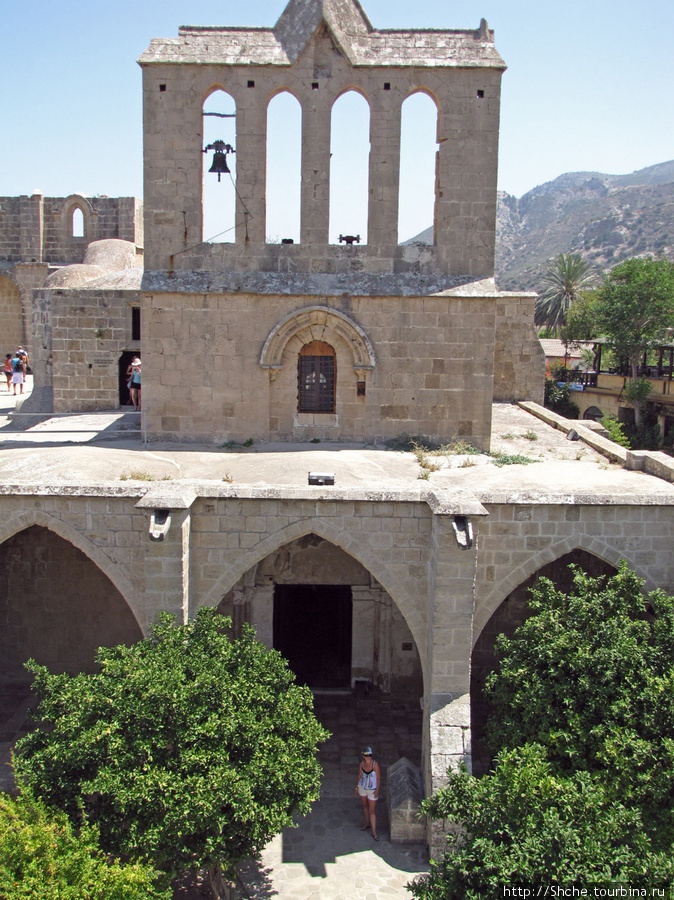а любимая ожидает на входе в сохранившуюся церковь Беллапаис, Турецкая Республика Северного Кипра